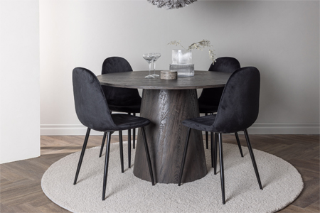 4 chaises en velours noir et une table de repas ronde bois foncé
